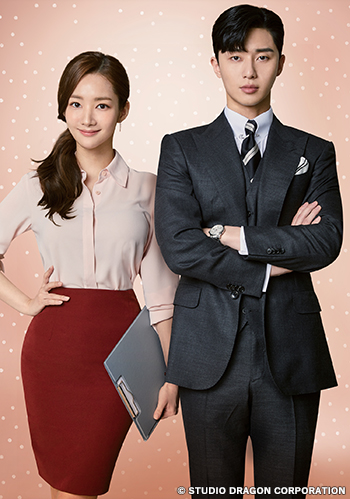MOC_JP_OFFICIAL's tweet card. 大企業の副会長イ・ヨンジュンは、容姿・頭脳ともに完璧だが自分大好きな超ナルシスト。そんな彼を9年間支えてきた秘書のキム・ミソはある日、恋や結婚をして自分の人生を歩むために秘書を辞めたいとヨンジュンに宣言！突然の出来事にショックを受けたヨンジュンは、あの手この手で引き止め、ついには「自分が結婚してあげるから、秘書を続けろ！」と渾身のプロポーズをするもあっさりと断られてし…
