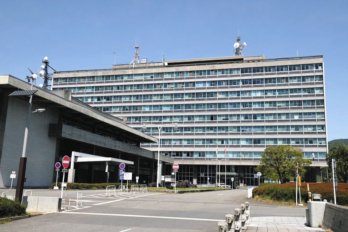kmnym06r's tweet card. 4月に長野市の県道で、走行中の乗用車から左右の後輪タイヤが外れ、道路脇のたい焼き店に並んでいた男児（4）や男子小学生（6）ら4人が軽傷...