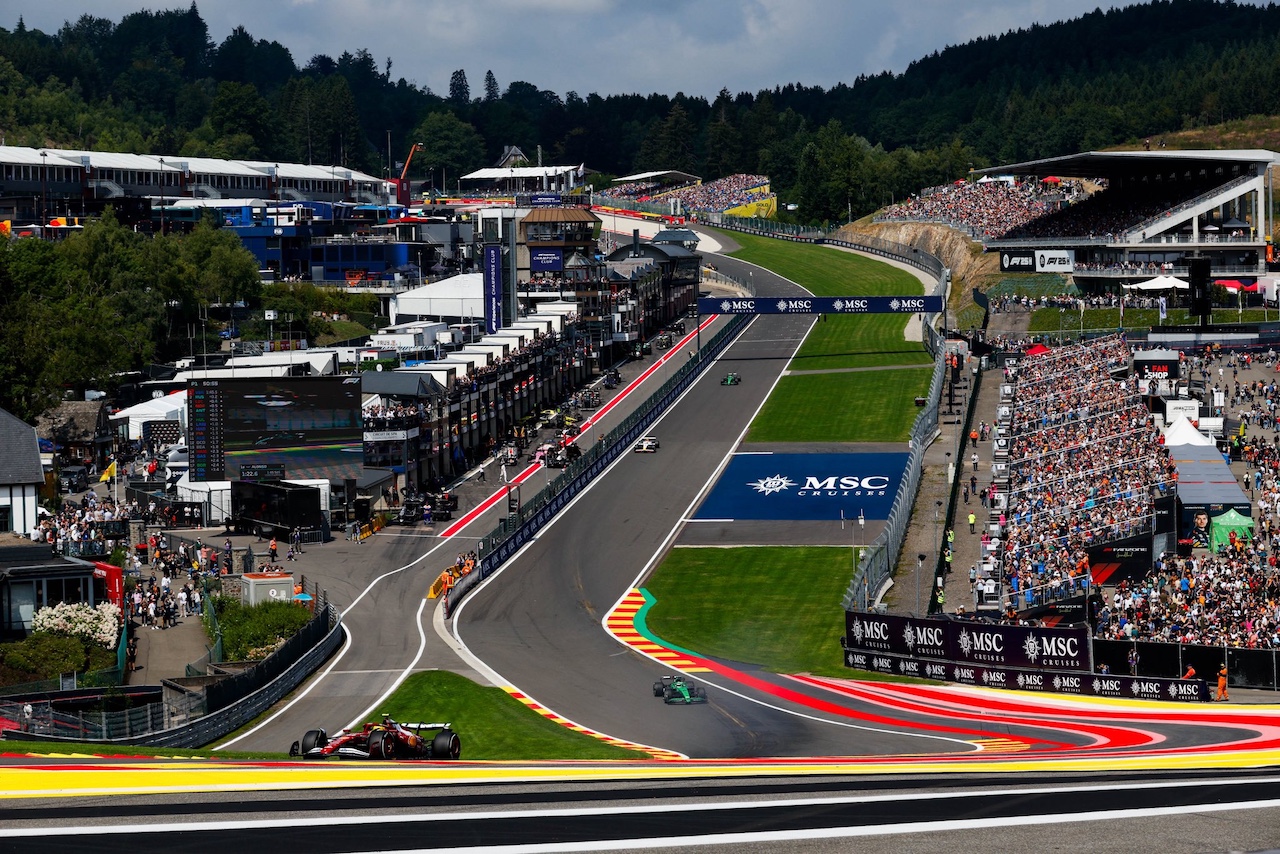 FUnoAT's tweet card. F1, GP Belgio: Ferrari ha scelto un compromesso che non sembra pagare quanto atteso nelle FP1. Serve un ritocco per centrare la messa a punto