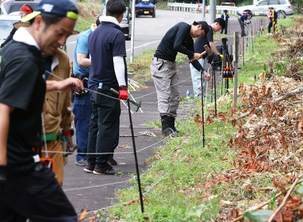 doshin_pr's tweet card. 渡島管内福島町の住宅地で男性を襲い、死亡させたヒグマが駆除され、25日で1週間がたった。同町や周辺の自治体では、駆除後もクマの出没が相次ぎ、住宅地周辺の生息密度を下げる対策が求められるが、専門家は北海...