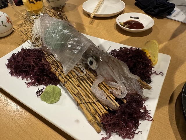 all_nations2's tweet card. 海外大手フォーラムRedditに投稿された様々な日本の食べ物や飲み物をまとめて反応を訳してみました。引用：Reddit(海外の反応)1万国アノニマスさん 新鮮なイカを見てくれ！(福岡の魚花という店)2万国アノニマスさんおいおい自ら救命イカダに乗ってやって来たぞ！3万国アノニ