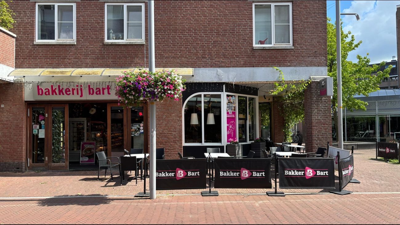 OmroepFlevoland's tweet card. Meer dan 300 wietplantjes werden in juni gevonden in de kelder van de Bakker Bart in Almere Haven. Burgemeester van der Loo wil het pand daarom voorlopig sluiten. De eigenaren van de Bakker Bart in...
