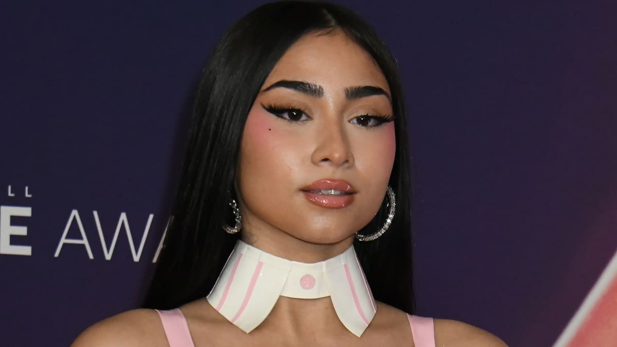 Los40Urban's tweet card. La cantante chilena-estadounidense recibe los aplausos del públicos por su primer disco en cuatro años