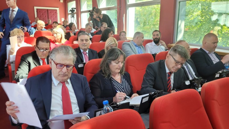 Srdjan05846503's tweet card. Ćerka milićeve odbornice Daliborke Miljković je potpisala ugovor sa Vladom Srbije kao i sa opštinom Gadžin Han, gde je po ugovoru u