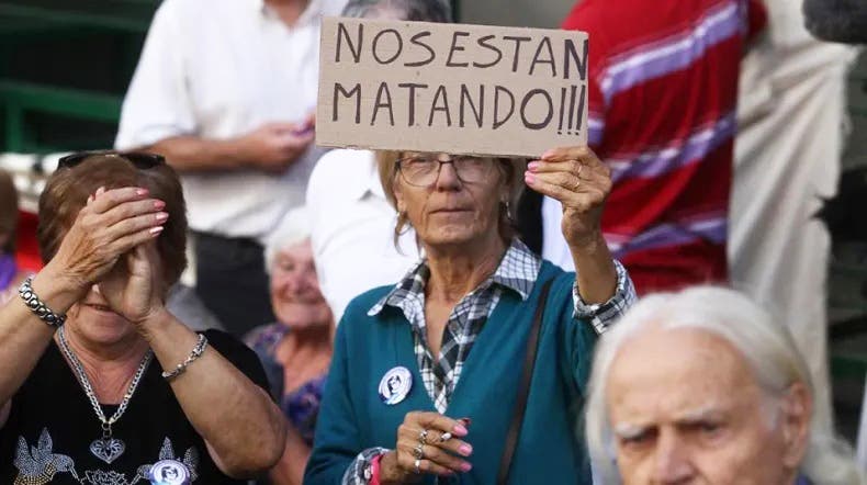 AnaPere2011's tweet card. A pocos días de que comience agosto, el Gobierno hizo oficial los aumentos en los haberes jubilatorios a partir del octavos mes d...