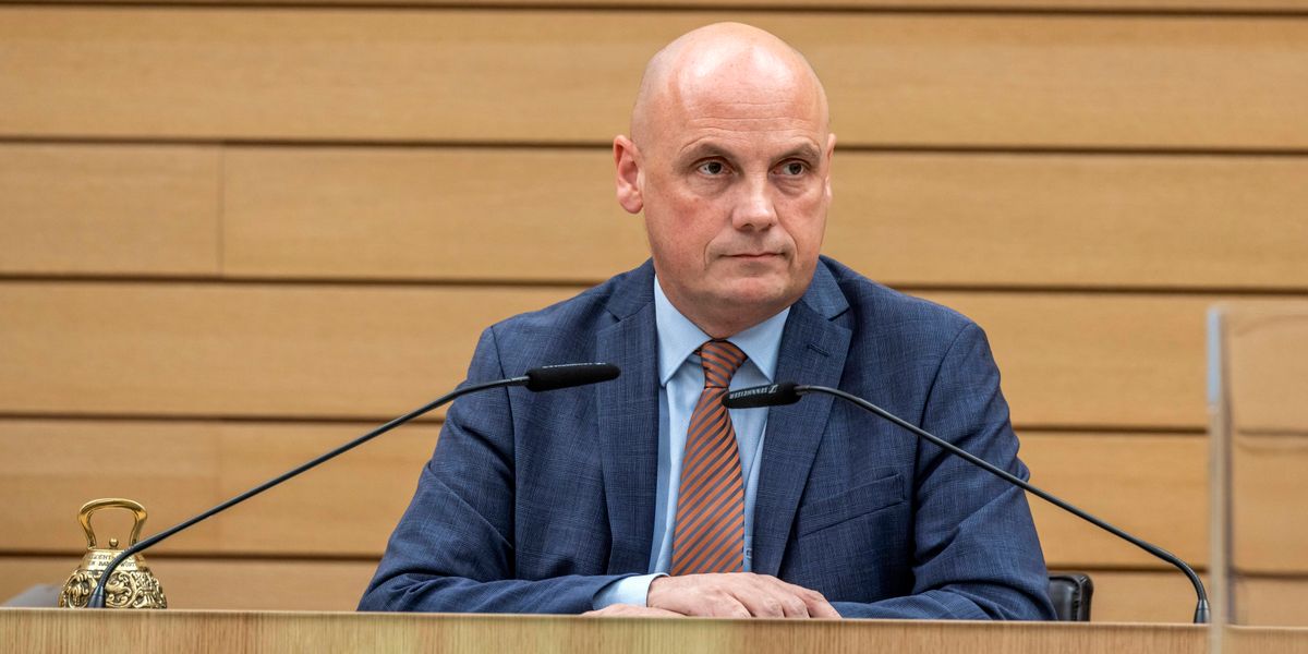 HugoMuellerVogg's tweet card. Im Landtag von Baden-Württemberg wurde ein Hakenkreuz auf einen Stimmzettel gezeichnet. Landtagsvizepräsident Daniel Born hat eingeräumt, das verfassungswidrige Symbol notiert zu haben. Der SPD-Pol...