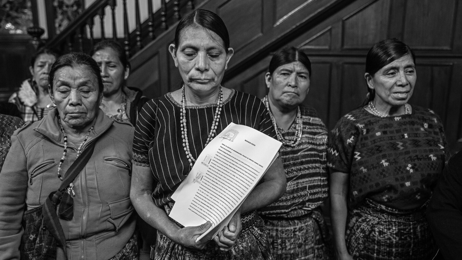 ImpunityWatchGt's tweet card. Un grupo de mujeres mayas achís se unieron para llevar a juicio a sus agresores por crímenes contra la humanidad.