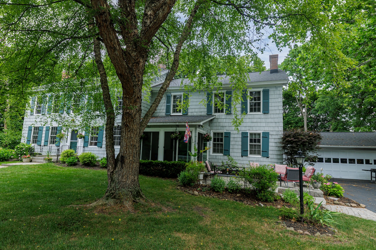 syracusedotcom's tweet card. Mike and Betsy Pfohl has renovated the historic home at 310 North Manlius Street for modern tastes,