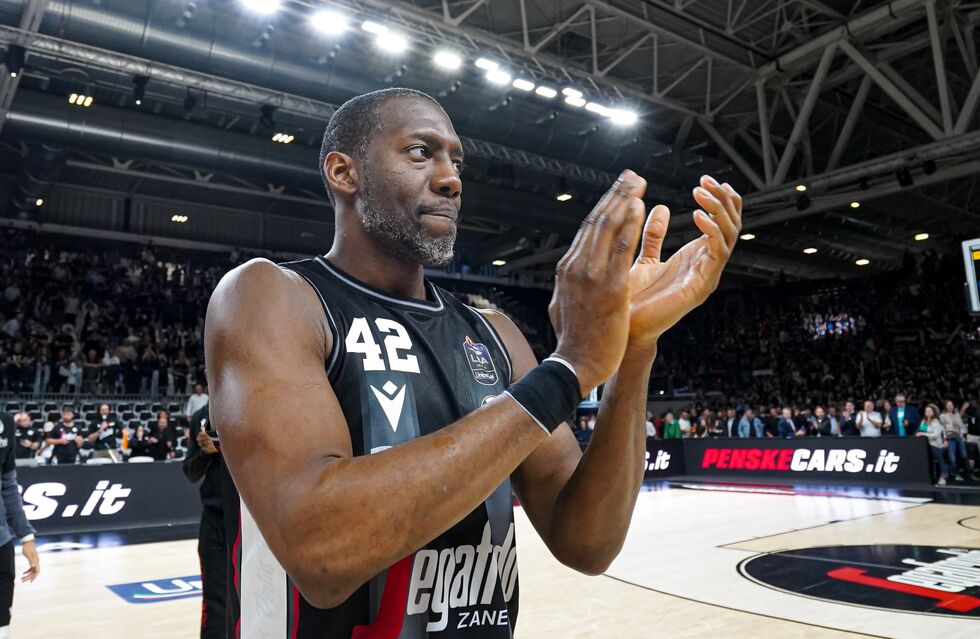 LegaBasketA's tweet card. Bryant Dunston torna in Italia: il lungo firma un accordo con l'Olimpia Milano, pronto a portare esperienza e solidità nel roster meneghino.