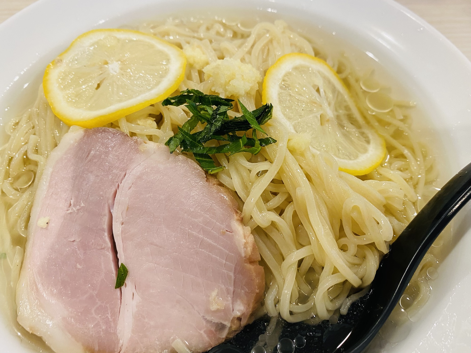 kiyosetimes's tweet card. 清瀬駅南口の町中華「そうすけ」では、夏限定の「冷やしレモンラーメン」が販売中。モチモチの麺とあっさりスープにレモンの酸味が加わり、爽やかな味わい。トッピングにはレモン、ショウガ、チャーシューがあり、見た目も涼しげ。