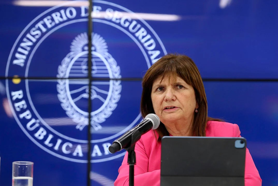 DeudaPrometida's tweet card. "Fue el resultado de un sistema que enferma, abandona y descarta a sus servidores públicos", denuncian desde una radio policial.