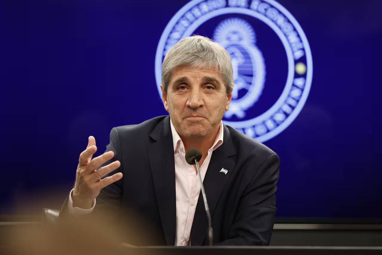 LQCNews's tweet card. La historia económica argentina está plagada de episodios en los que los acuerdos con el FMI terminaron siendo una pesada carga para generaciones enteras. Y ahora, bajo la gestión de Caputo y Milei...