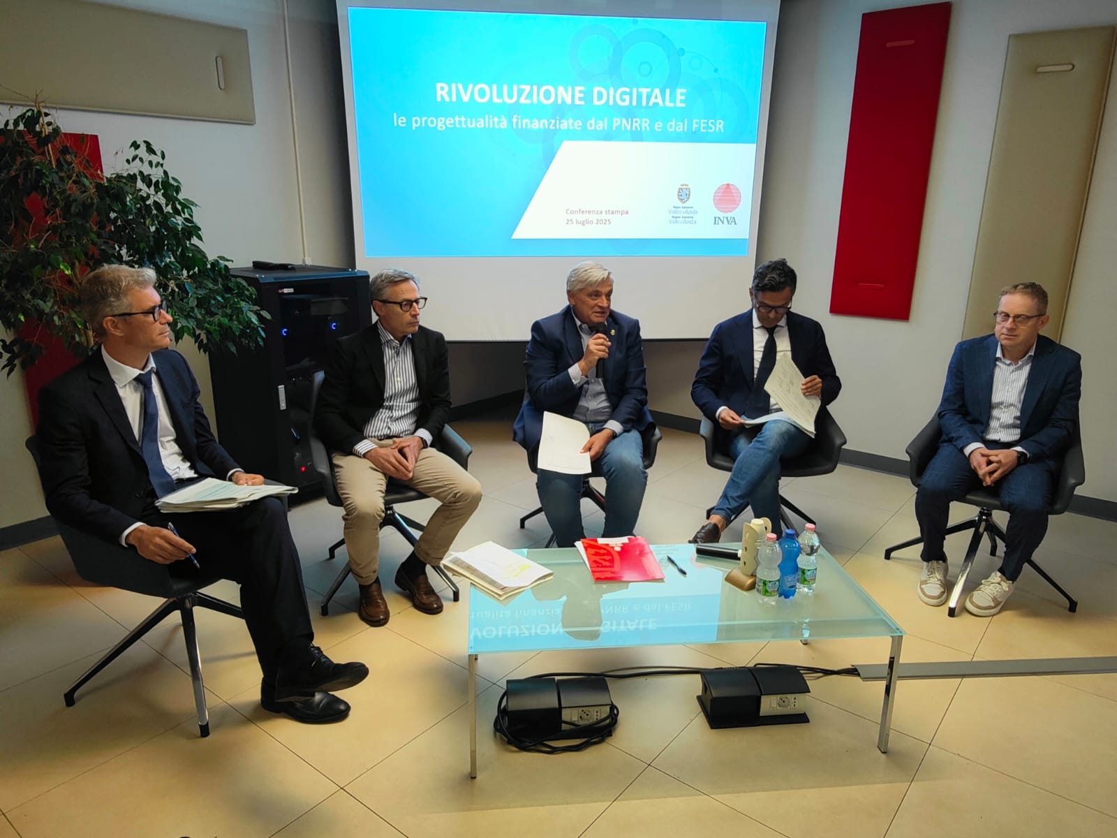 aostasera's tweet card. Dal progetto bandiera per la digitalizzazione della Pa ai facilitatori digitali, sono 584 i progetti legati all'innovazione attuati in Valle.