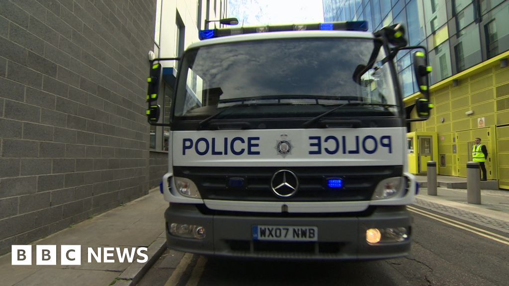BBCTomEdwards's tweet card. Transport for London's Emergency Response Unit vehicles no longer have blue light status.