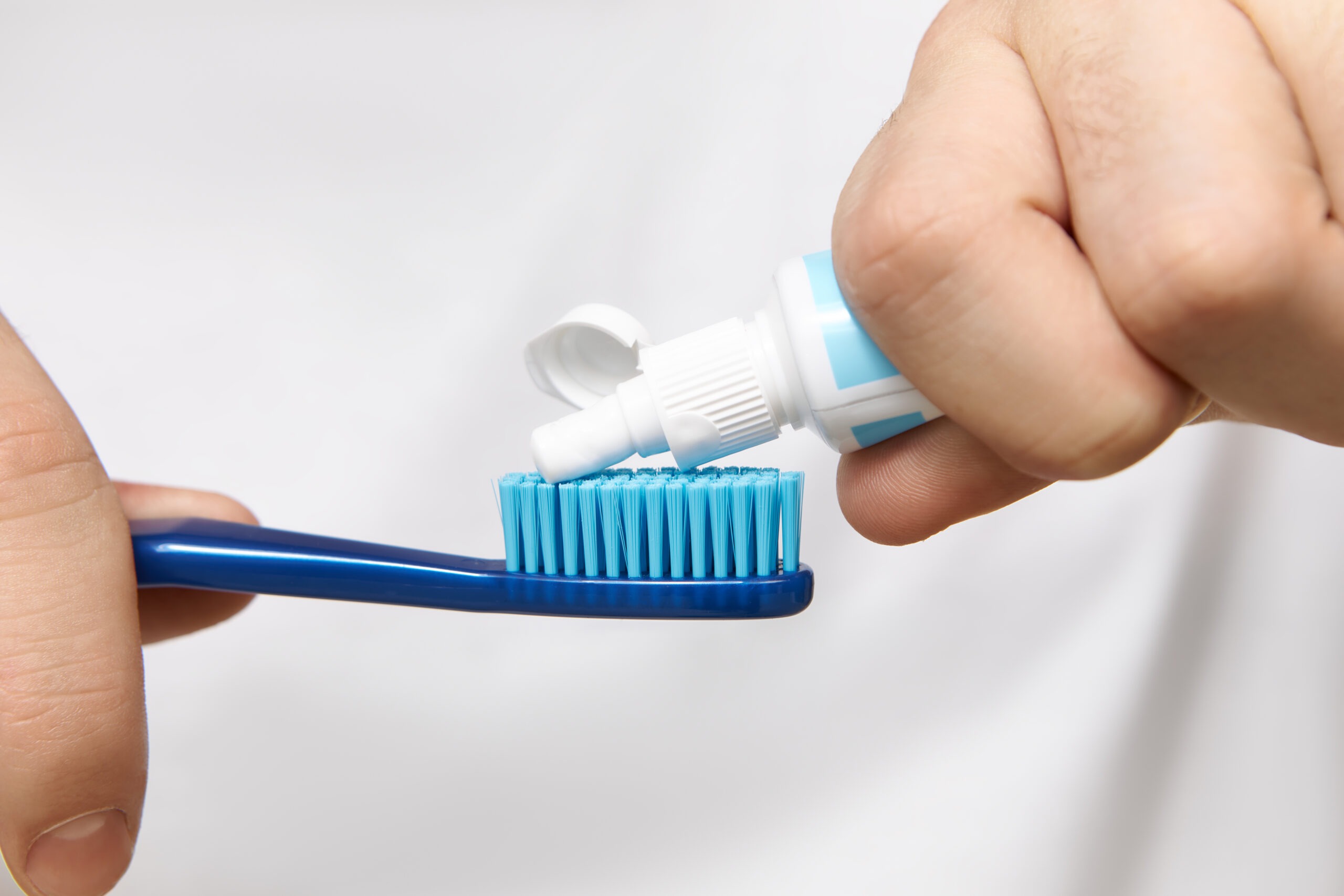 DeudaPrometida's tweet card. El dentífrico Colgate Total Clean Mint fue retirado por causar lesiones en la boca.