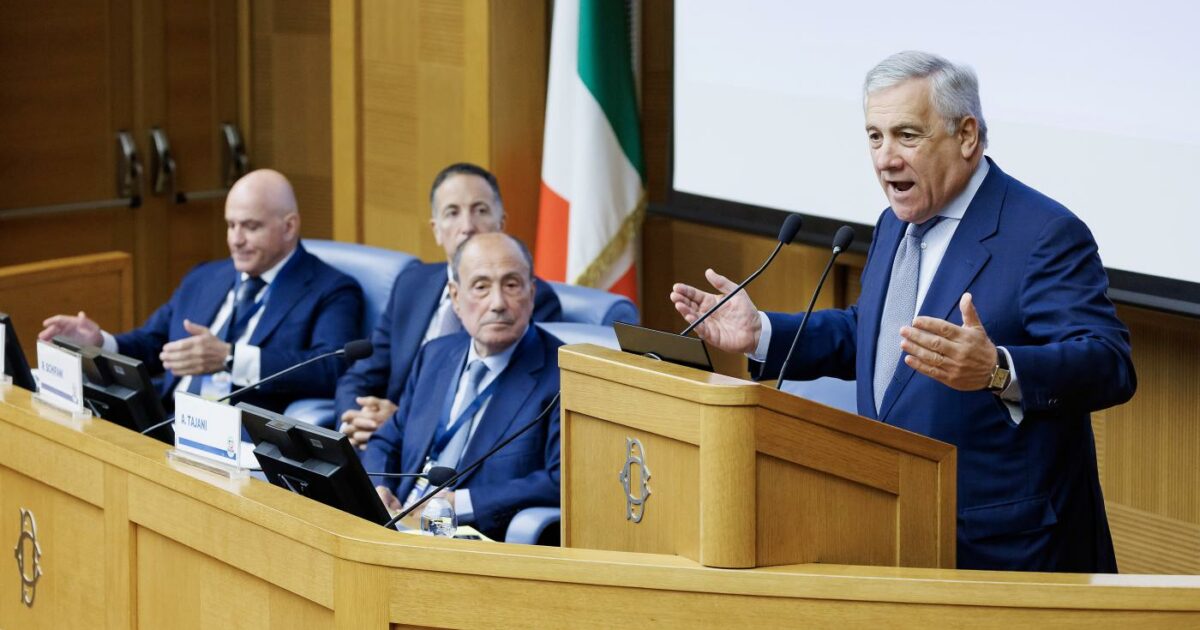 petergomezblog's tweet card. Le parole del ministro provocano la reazione degli esponenti dell'opposizione. Conte e Schlein: "L'Italia segua la Francia e la Spagna"