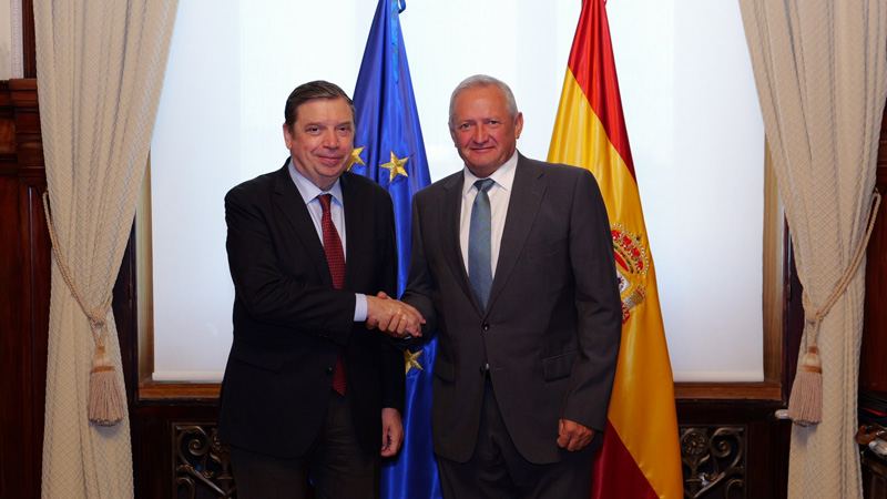 CoopsAgroES's tweet card. Cooperativas Agro-alimentarias de España y el ministro Luis Planas refuerzan su colaboración, en un...