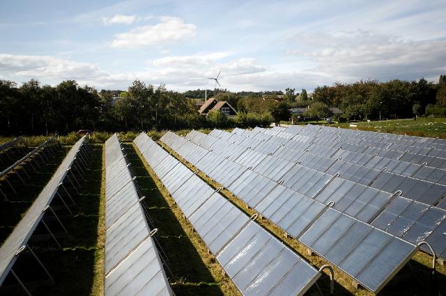 UEFrance's tweet card. Les États membres de l’UE ont significativement réduit l’écart pour atteindre les objectifs climatiques et énergétiques fixés pour 2030, selon l’évaluation des plans nationaux en matière d’énergie et...
