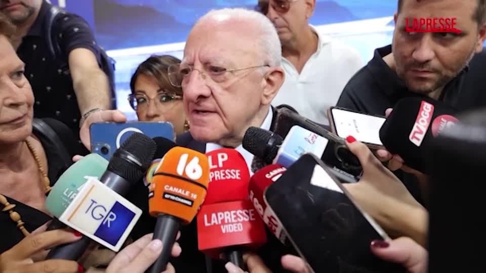 LaPresse_news's tweet card. Non usa mezzi termini il presidente della Regione Campania per sottolineare l’esclusione dell’amministrazione regionale dalle fasi decisionali