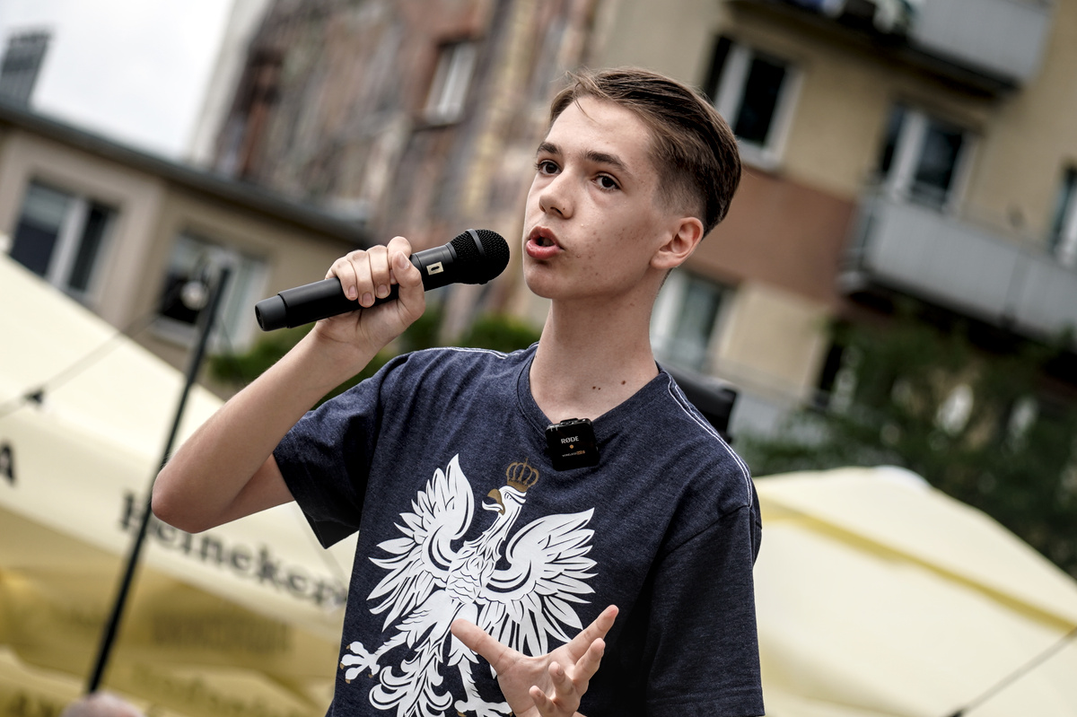 PlNadeWszystko's tweet card. Szymon Szymański, nowy prezes częstochowskiego okręgu Młodzi dla Wolności, w rozmowie z portalem nawylot.tv.