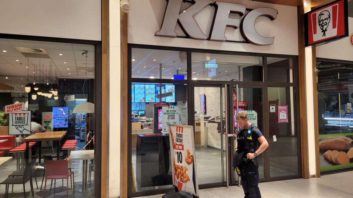 AT5's tweet card. Man (25) krijgt celstraf en tbs na beschieten fastfoodrestaurant Buikslotermeerplein