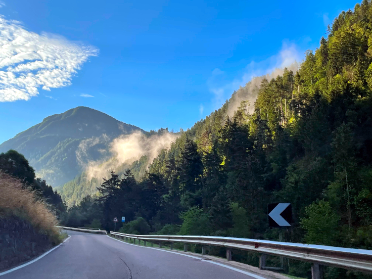 gnome_trotting's tweet card. Driving in Italy can be confusing for the inexperienced. Here are some helpful things to know before you drive in Italy.