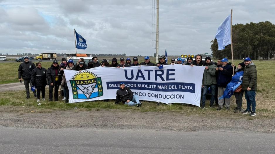 EnfoqueSindical's tweet card. La Unión Argentina de Trabajadores Rurales y Estibadores (UATRE) continúa con su plan de lucha por tercer día consecutivo, llevando a cabo cortes de rutas y movilizaciones en diversas provincias del...