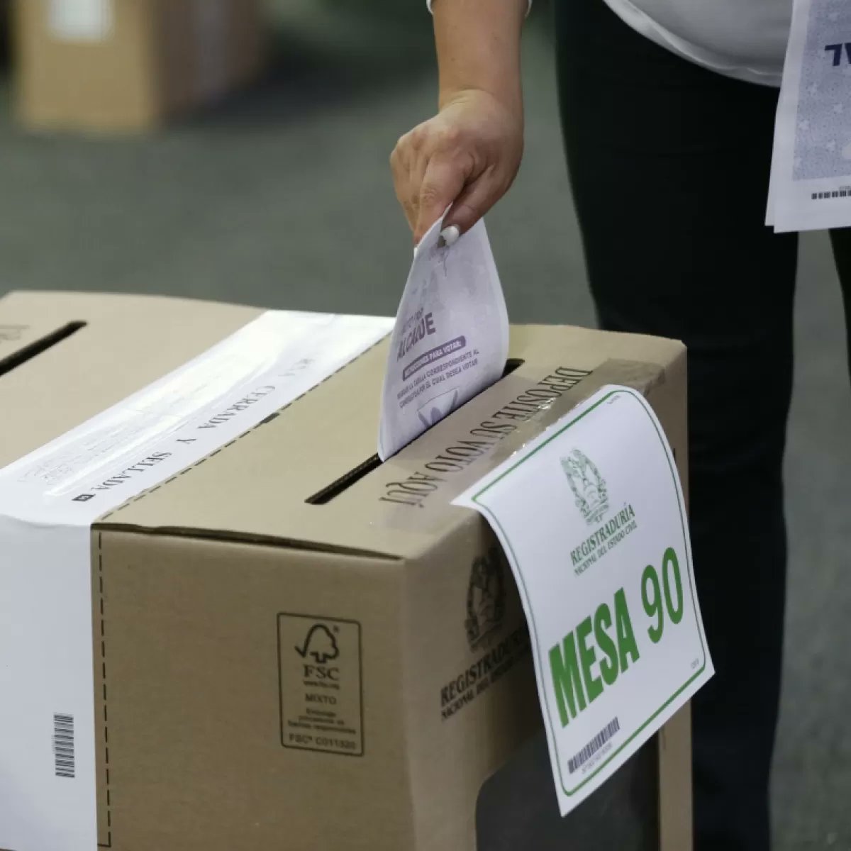 cifrasyconcepto's tweet card. Expertos alertan que la nueva ley de encuestas en Colombia eleva costos y limita la difusión de datos clave sobre intención de voto.