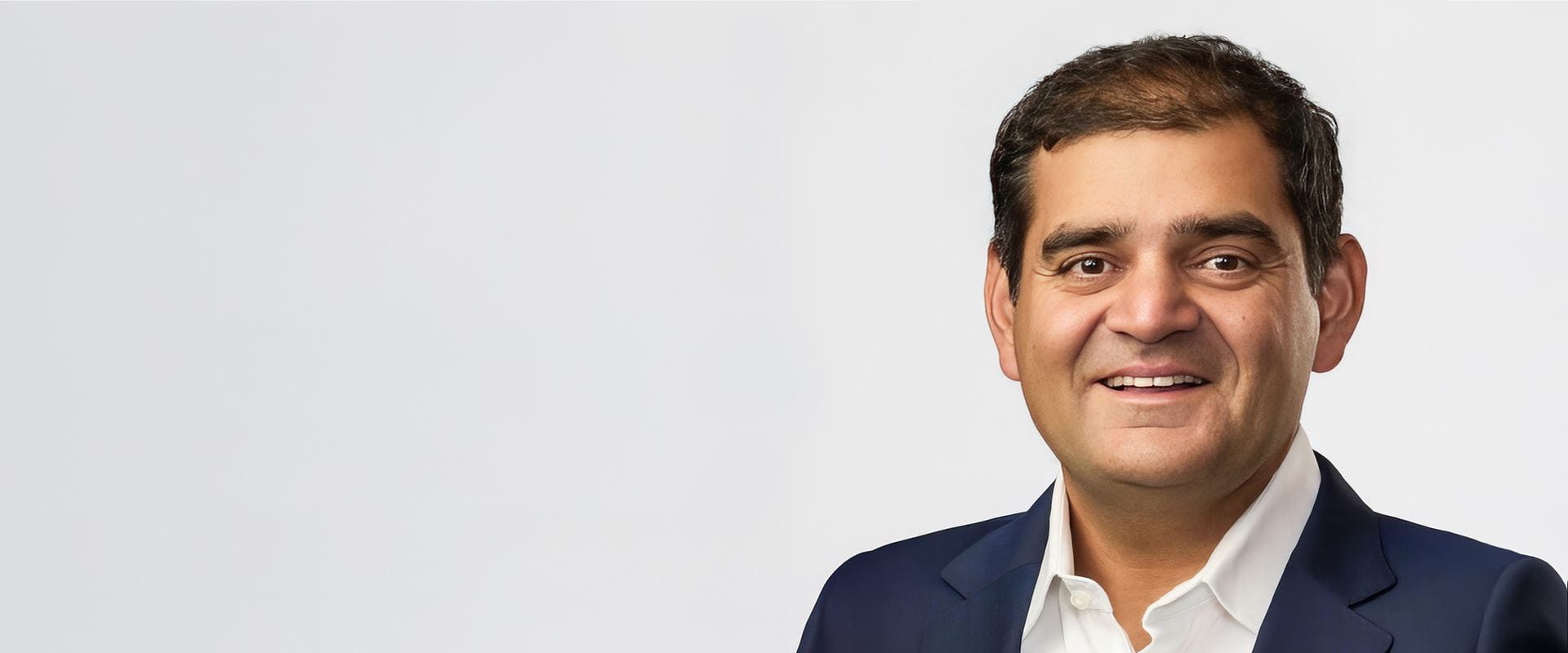 ChicagoBooth's tweet card. Moiz Shirazi, AB ‘00, MBA ‘07, and his company are taking advantage of the AI boom to create the world’s most comprehensive database of legal risks.