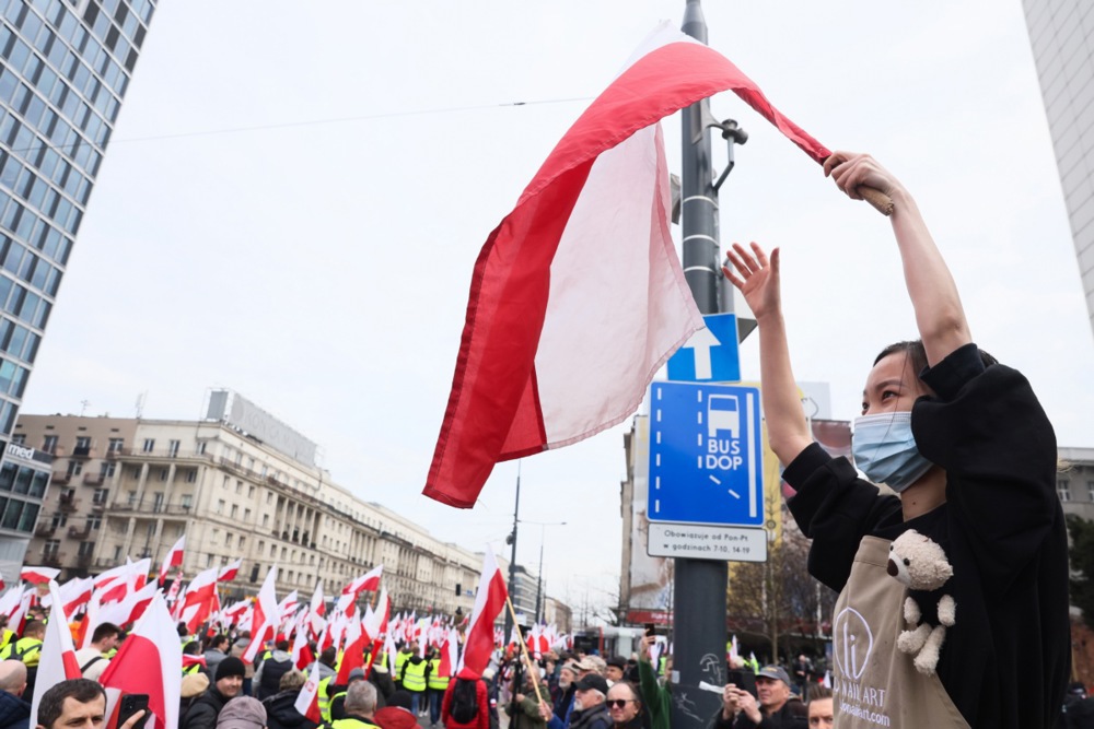 BajcAleksander's tweet card. Vodilni politik poljske stranke Zakon in pravičnost (PiS) meni, da so predčasne volitve verjetne, ob tem pa namiguje, da bi lahko zunanji minister Radosław Sikorski v prihodnosti postal predsednik...