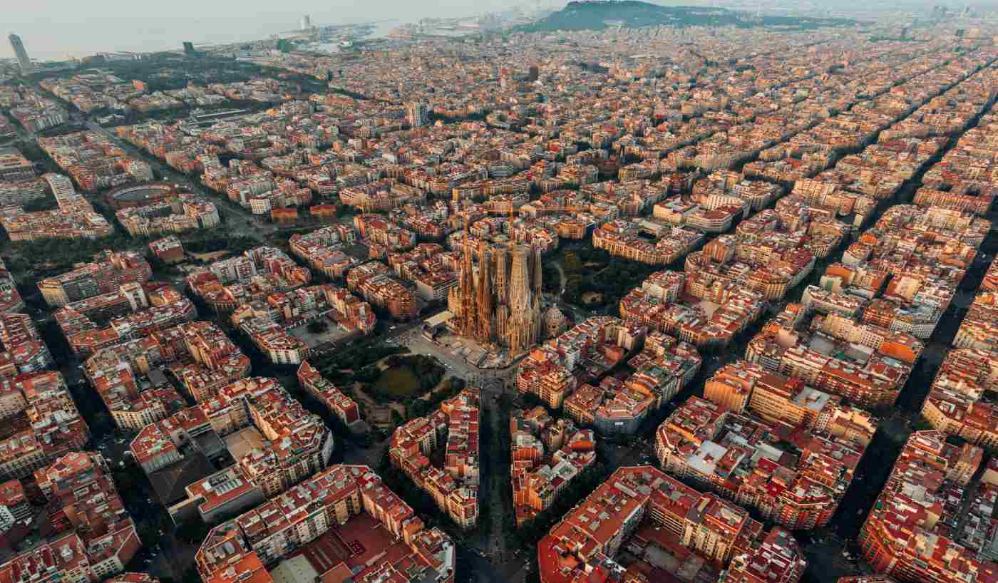 CruyffInstitute's tweet card. This guide, created by Johan Cruyff Institute, provides all the essential information needed when planning a study stay in Barcelona.