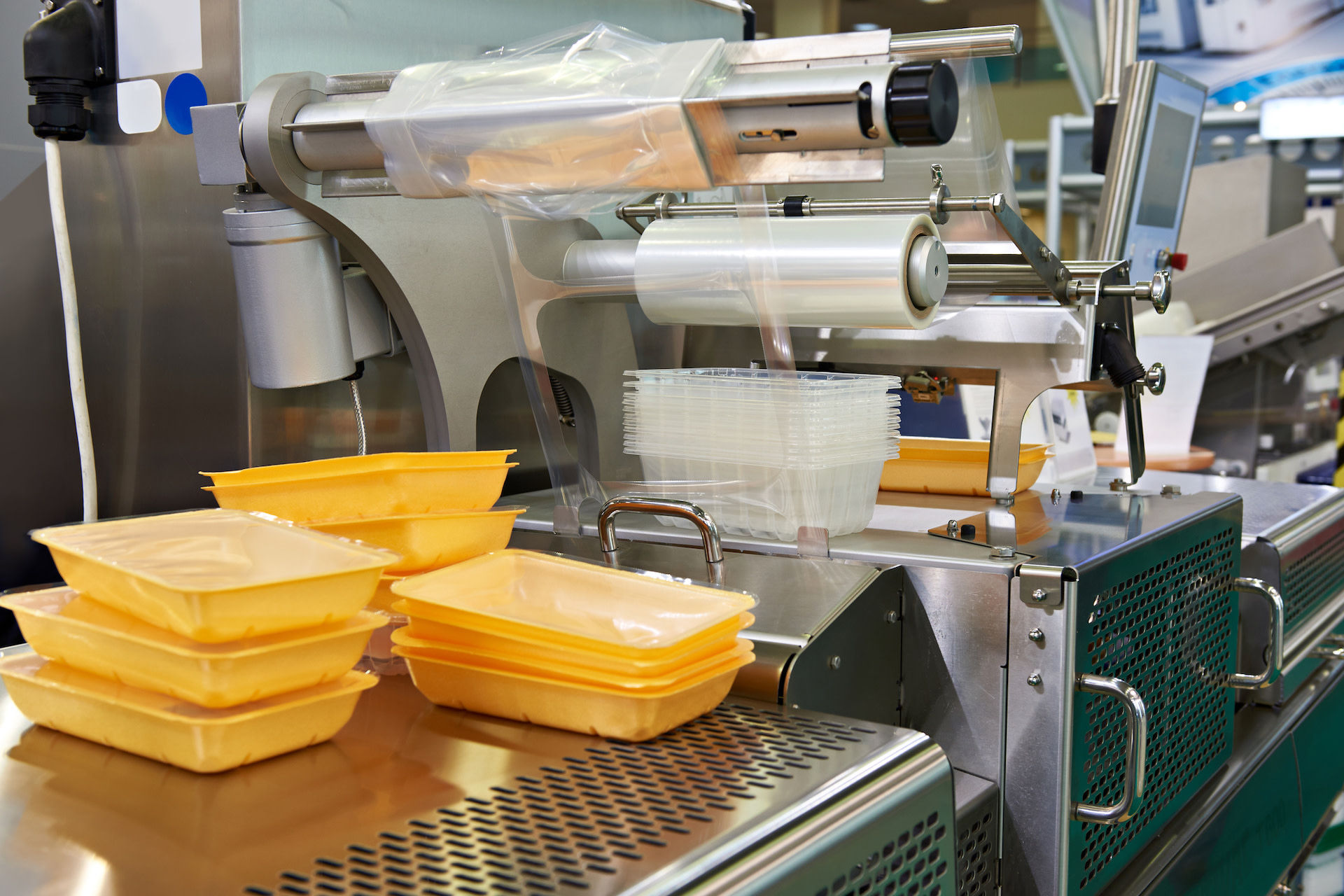 PlasticPollutes's tweet card. A chef is taking a large foodware company to court, claiming it is willfully ignoring California's single-use plastic ban.