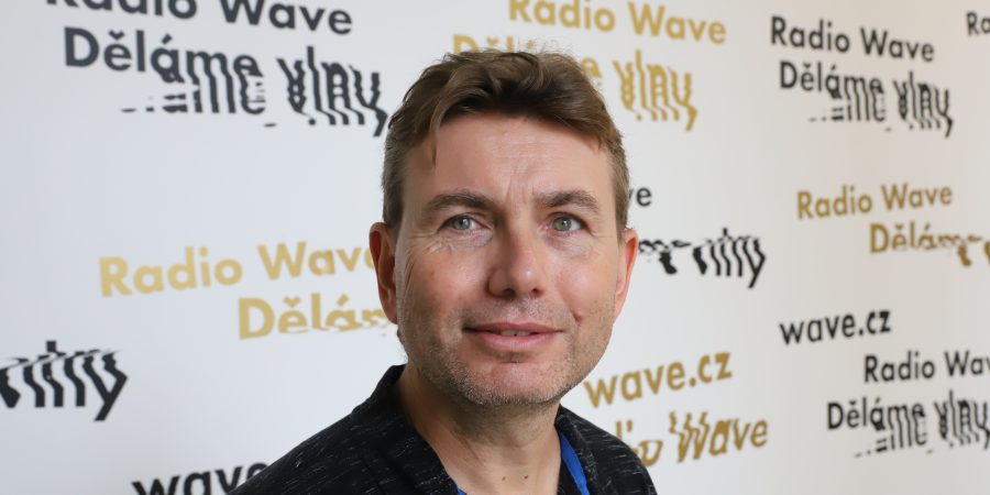 CRo_RadioWave's tweet card. „Rodiče si dnes musejí respekt dětí zasloužit. Moje babička své matce vykala, respekt tam byl jasně daný a nebylo kam uhnout. V tom to mají dnešní rodiče složitější,“ říká rodinný psychoterapeut a...