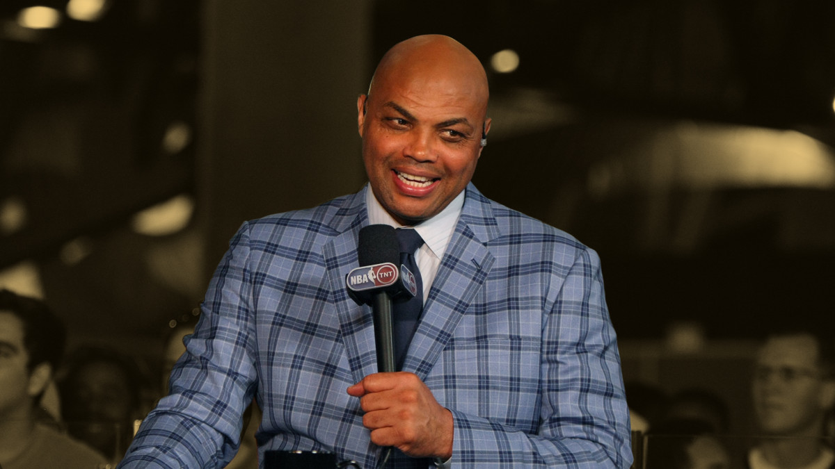 BullsAlerts's tweet card. Charles Barkley said that he may not have won an NBA championship but he has won a few pizza-eating contests.