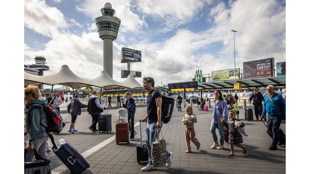 danielkoerhuis's tweet card. Schiphol verwacht dat er komend jaar 70 miljoen reizigers via de luchthaven vliegen.
