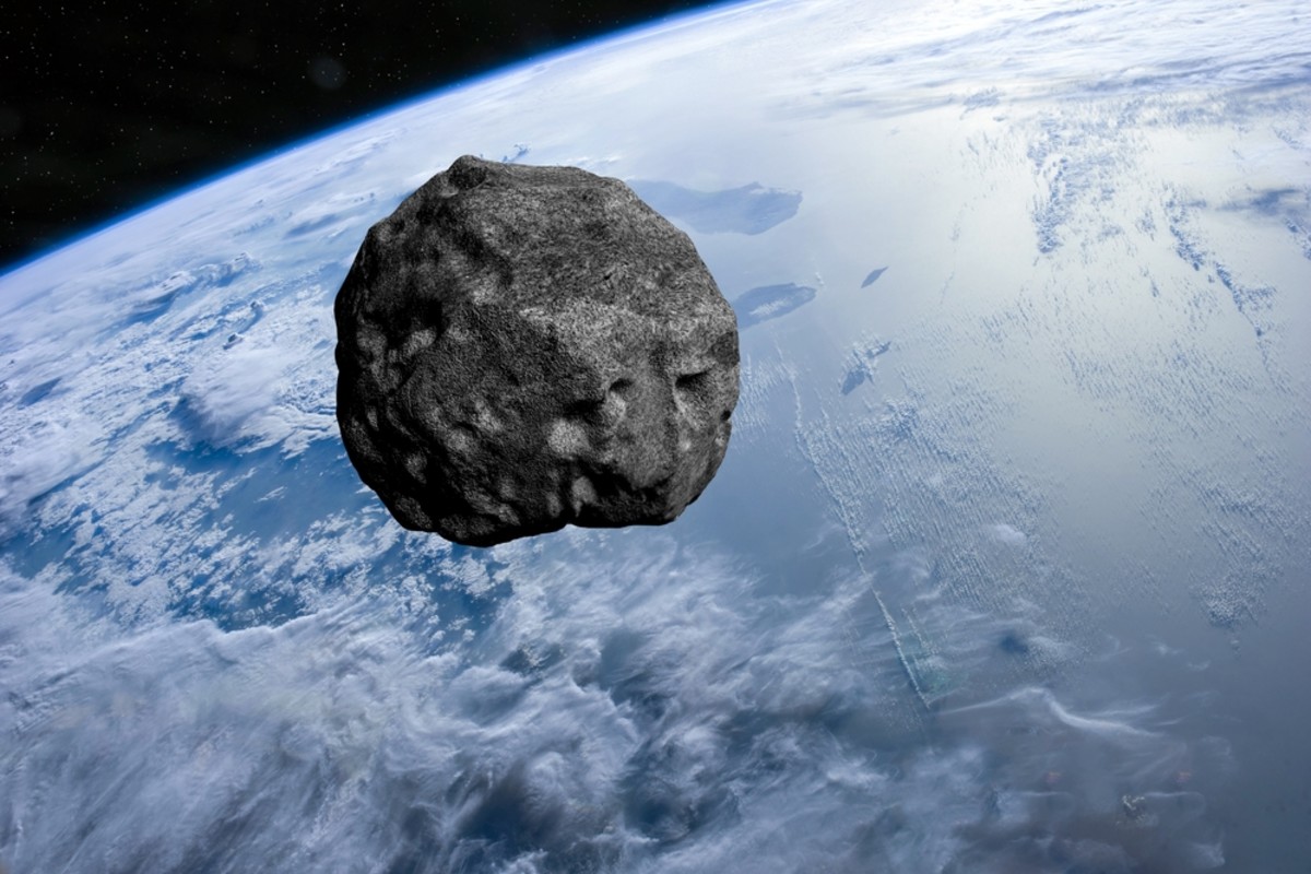 DiscoverMag's tweet card. Learn about the plane-sized asteroid that will pass by Earth the week of July 28, 2025, and find out how astronauts can track asteroids across space.