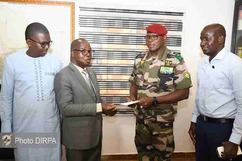 malivox's tweet card. L’ambassadeur du Mali en Guinée Equatoriale SEM Fidèle DIARRA accompagné du Président du Conseil des Maliens établis en Guinée Équatoriale a, au nom des Maliens résidants en Guinée Equatoriale remis,...
