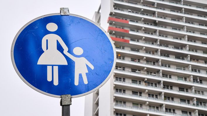 AMV27092014's tweet card. Eine Berliner Mutter kommt in Zahlungsverzug, nachdem Leistungen des Jobcenters ausbleiben. Dann kommt die fristlose Kündigung durch ihren Vermieter. Plötzlich ist die junge Familie von Wohnungslos...