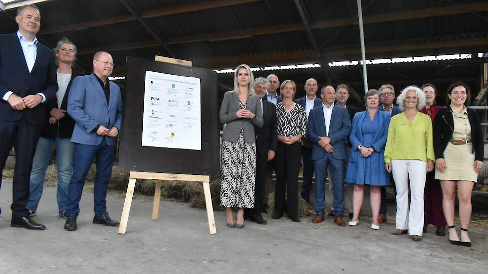 VeeGewas's tweet card. Elbert Roest, voorzitter van het overleg over het Convenant dierwaardige veehouderij, zei tijdens de presentatie van het convenant: „We hebben geschiedenis geschreven.” Nederland hunkert weer naar...