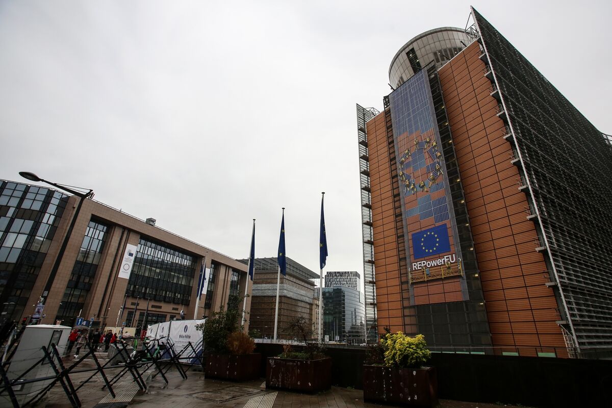 AngelUbide's tweet card. Europe needs to increase joint-bond sales to create a regional safe asset that can rival US Treasuries, according to a top economist at Citadel.