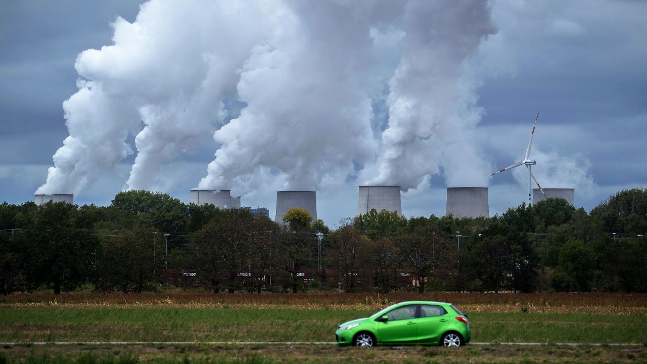 TonHendrickx2's tweet card. Klimaatverandering tegengaan door fossiele brandstoffen duurder te maken is kansloos beleid, schrijft Peter De Keyzer.