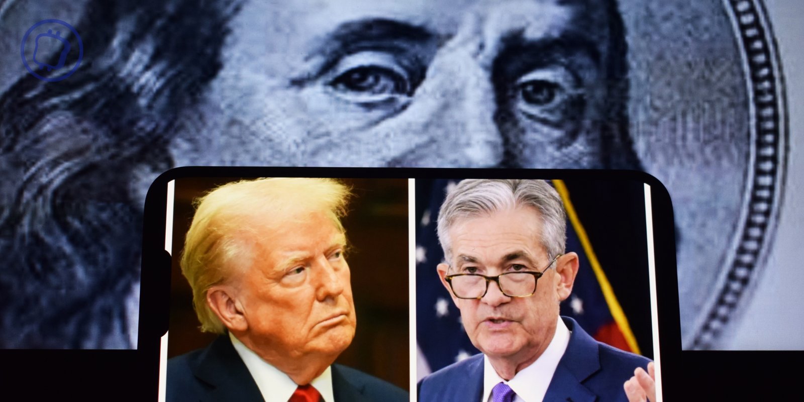CryptoastMedia's tweet card. Les relations entre Donald Trump et le président de la Fed américaine sont compliquées. En cause, la stagnation des taux d'intérêt.