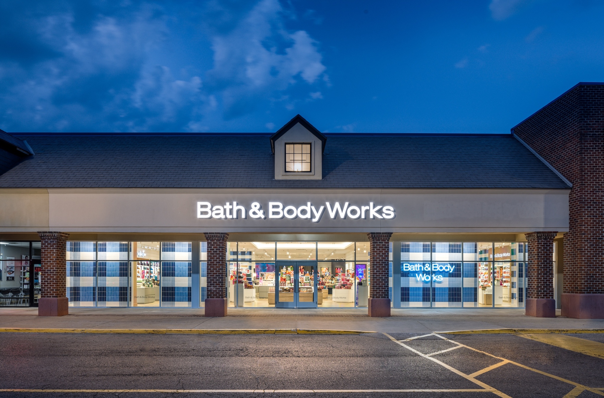 Linknky's tweet card. Bath & Body Works opens a new 5,012 sq. ft. Gingham+ store at Florence Square on July 25, featuring updated design and technology.