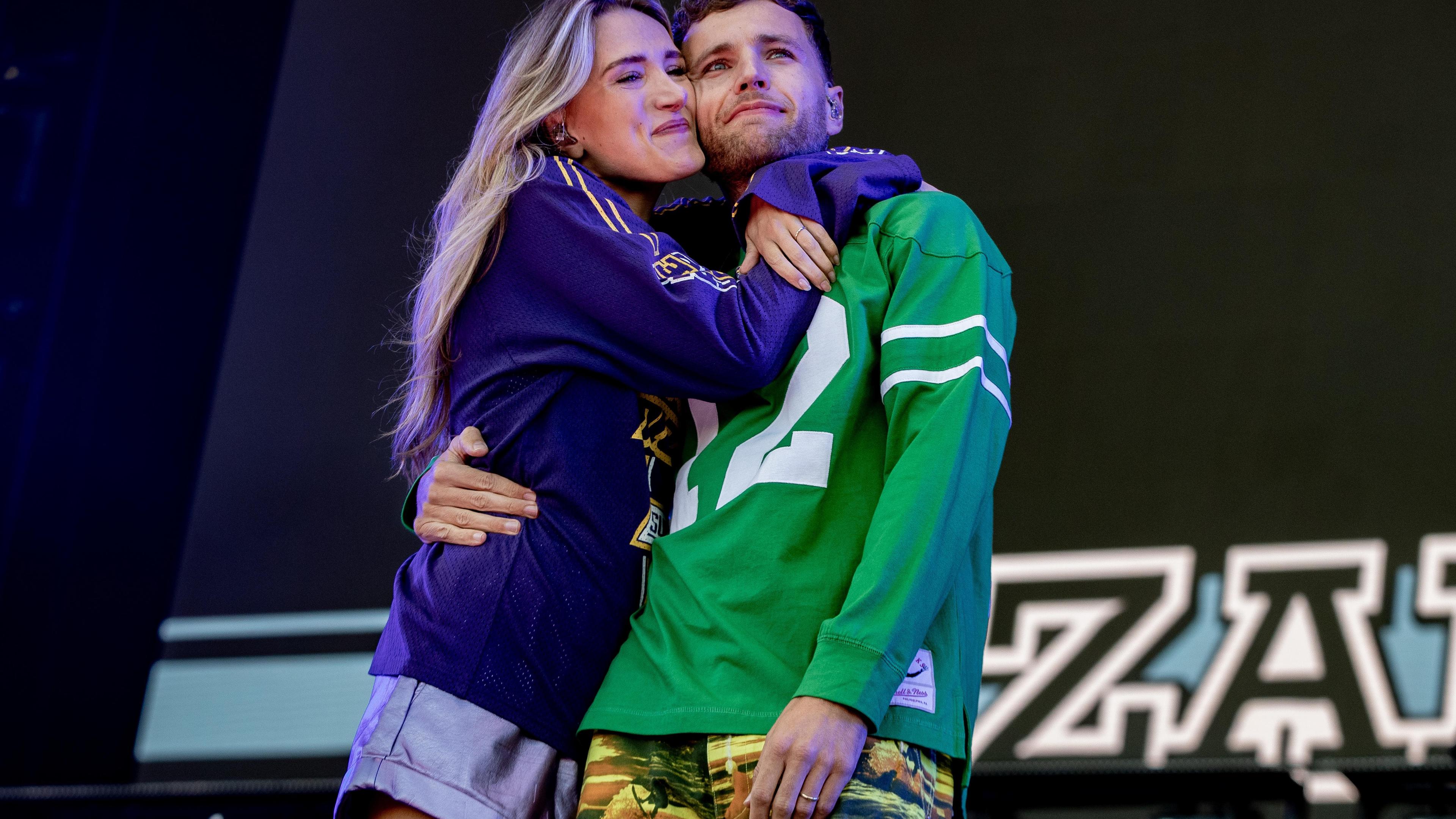 Nieuwsblad_be's tweet card. Ondanks dat Freek Rikkerink terminaal ziek is, zullen hij en zijn vrouw Suzan alsnog als coaches deelnemen aan het programma The voice of Holland. Dat meldt het duo vrijdag op Instagram.