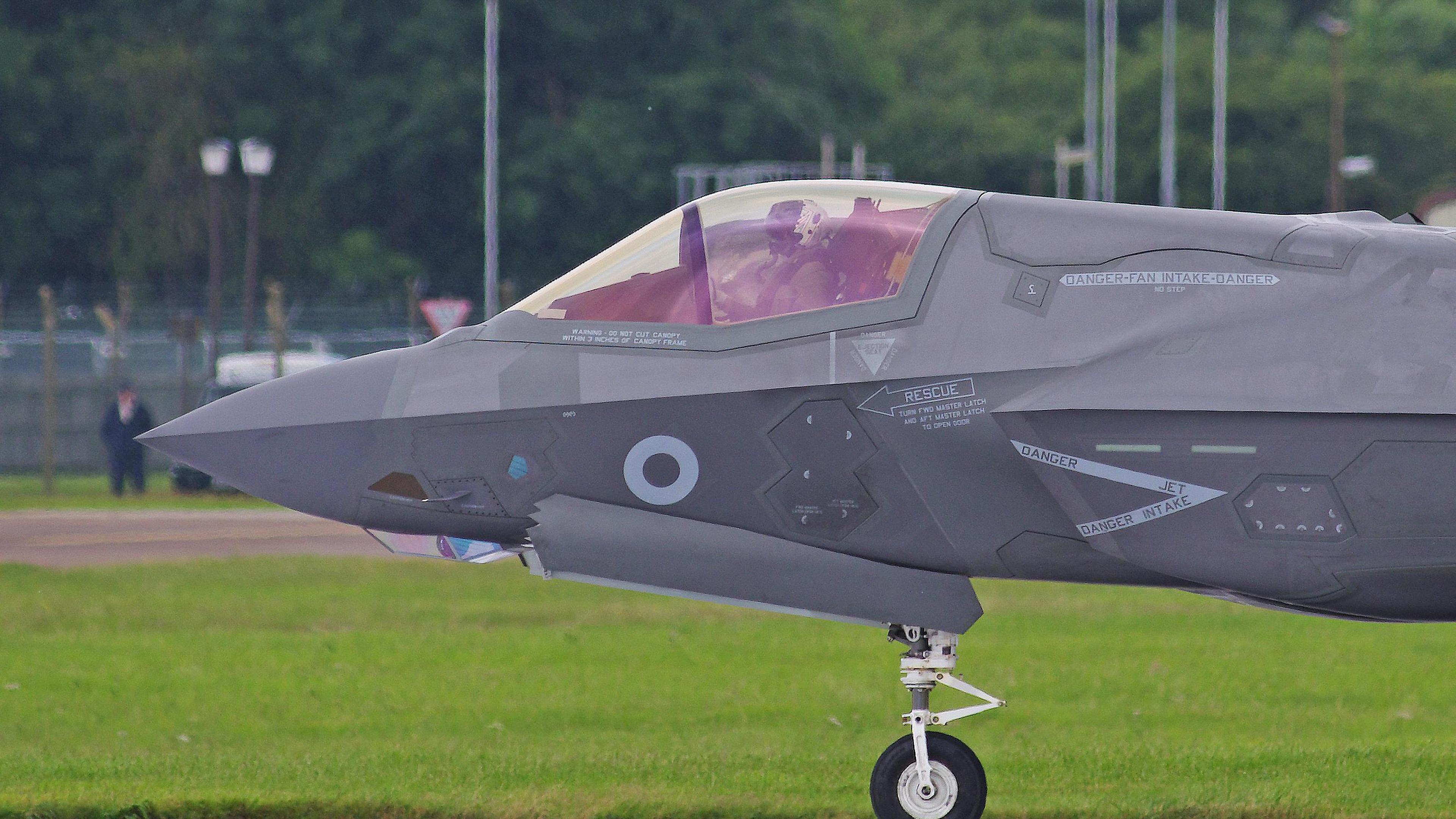 Nieuwsblad_be's tweet card. Een Britse F-35 staat al meer dan twee weken gestrand op een luchthaven in India. In het Verenigd Koninkrijk kunnen ze er niet om lachen, maar in India zorgt het voor groot jolijt.