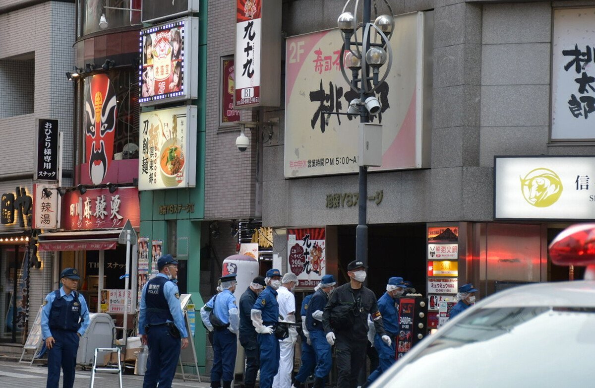 bonessp08's tweet card. 　25日午後4時35分ごろ、東京都豊島区西池袋のビル2階のすし店で「人が刺されている」と119番があった。 　警視庁池袋署などによると、店の50代くらいの男が同僚の30代男性の首などを刺したという