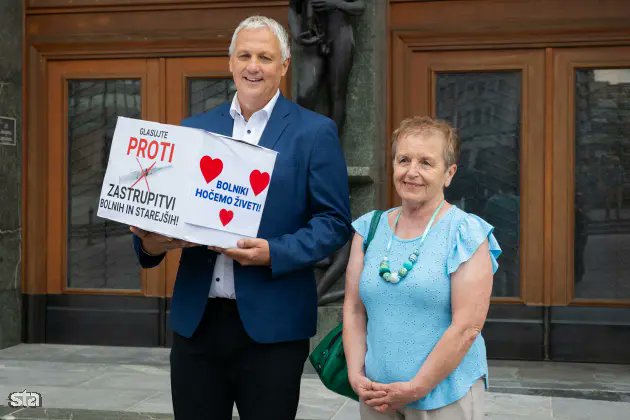 BajcAleksander's tweet card. Prvi med nasprotniki zakona o pomoči pri prostovoljnem končanju življenja Aleš Primc, je danes v DZ vložil 15.000 podpisov volivcev za začetek postopka za razpis zakonodajnega referenduma na zakon....