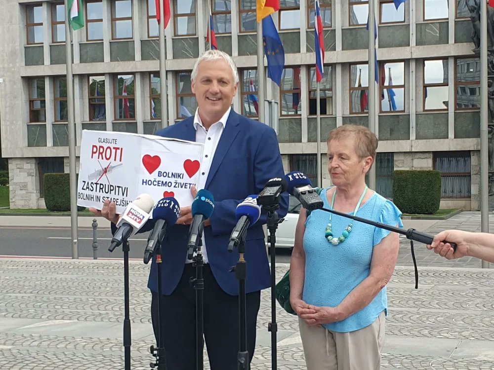 ales_primc's tweet card. Po tem, ko so poslanci včeraj prekinili dopust in preglasovali veto Državnega sveta glede zakona o asistirani samousmrtitvi, ter ga znova potrdili, sta danes voditelja Koalicije »Proti zastrupitvi…