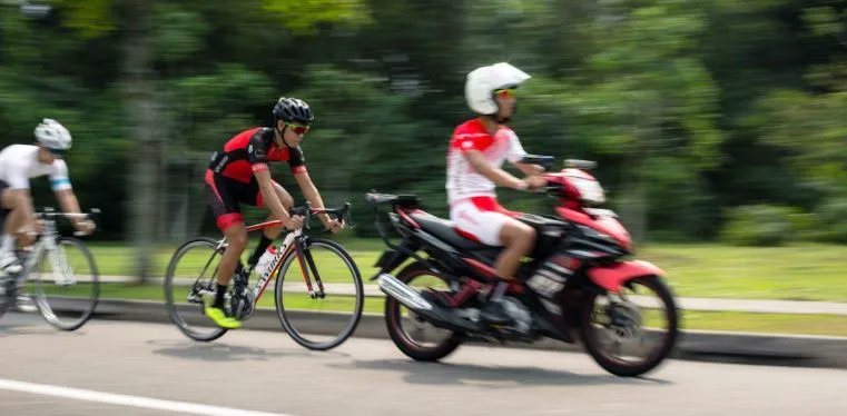 CiclismoInter's tweet card. Alertan por la "ayuda" de las motos de carrera y el provecho que algunos sacan de ellas. "Las motos son un problema mayor que el dopaje"