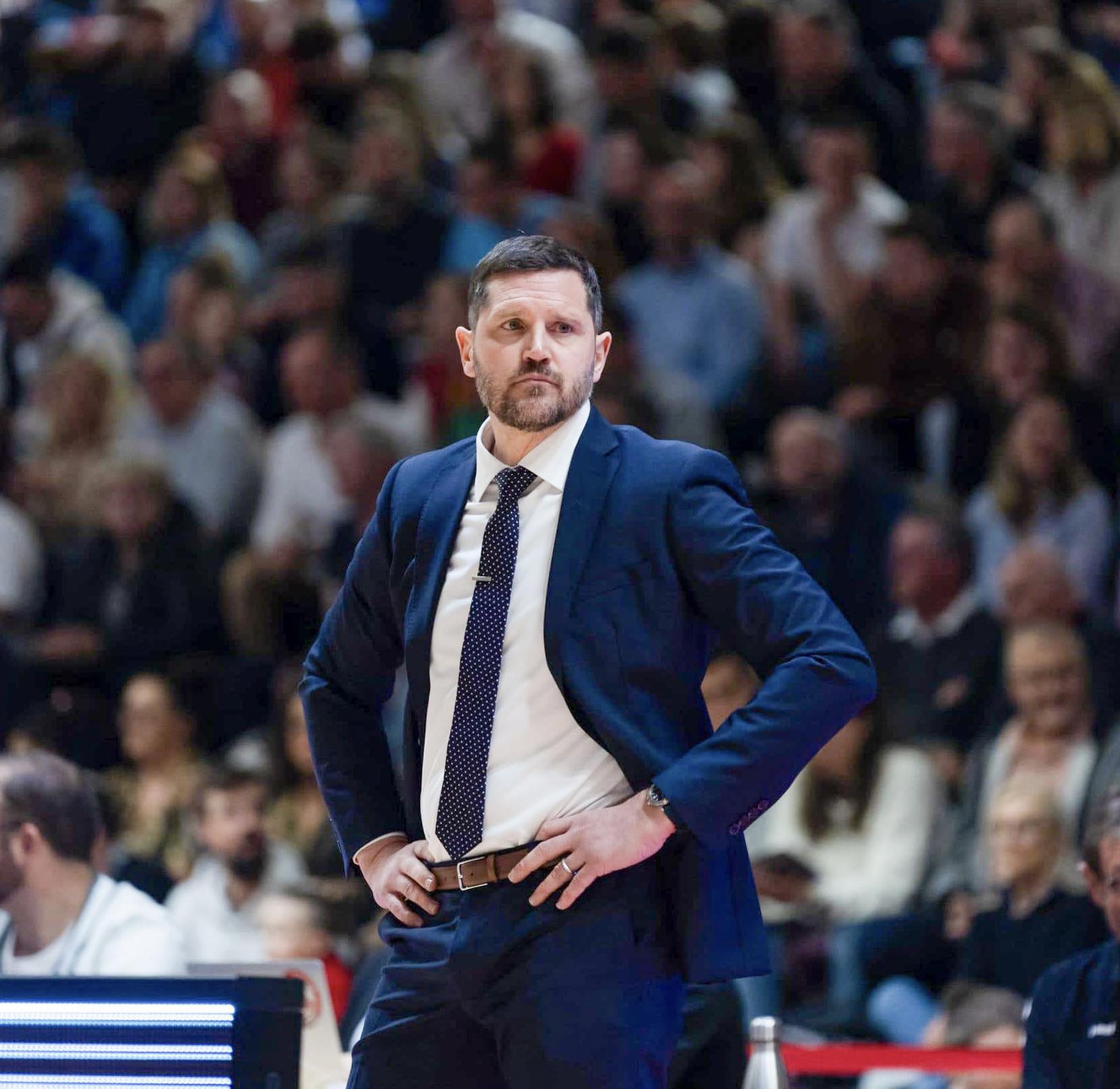 ESSMbasket's tweet card. À 43 ans, Kenny Grant devient le nouveau coach de l’ESSM. D’origine américano-suédoise, il a grandi entre la France et les États-Unis. Après 11 ans sur les parquets en tant que joueur professionnel…